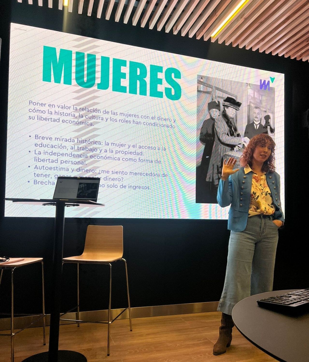 Mada Leis impartiendo una charla ante un grupo