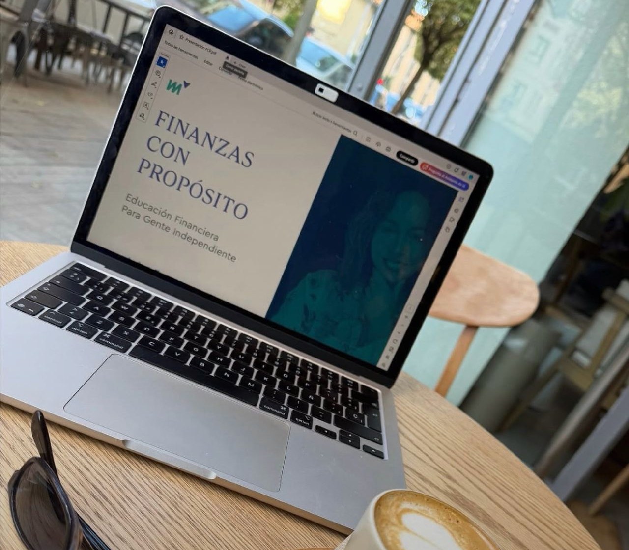 La presentación de Finanzas con Propósito abierta en un portátil